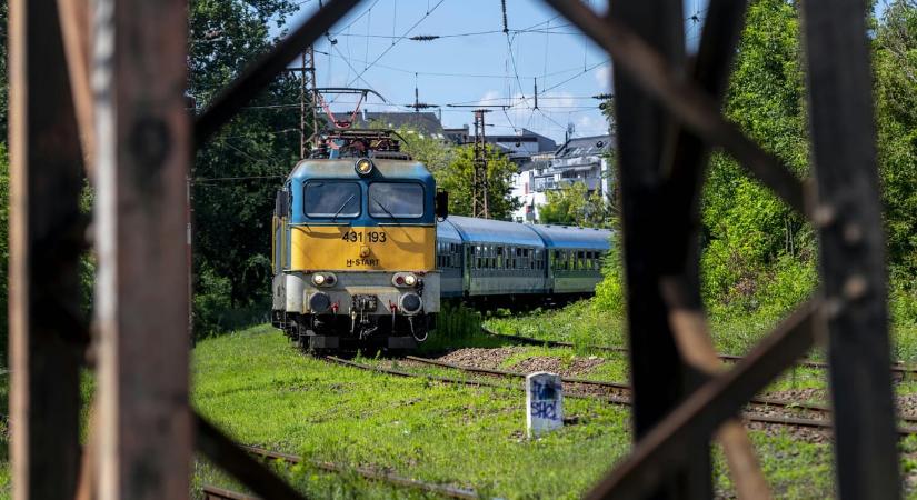A MÁV-buszokkal Tiborcz, a Lázár 10 vállalását hirdető plakátokkal Balásy Gyula cégei jártak jól