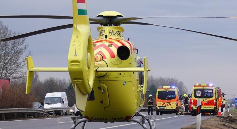 Brutális baleset az M1-esen: két mentőhelikopter, tizenhárom sérült