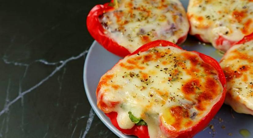 Csirkével töltött isteni kaliforniai paprika a sütőből: mozzarella olvad a tetejére