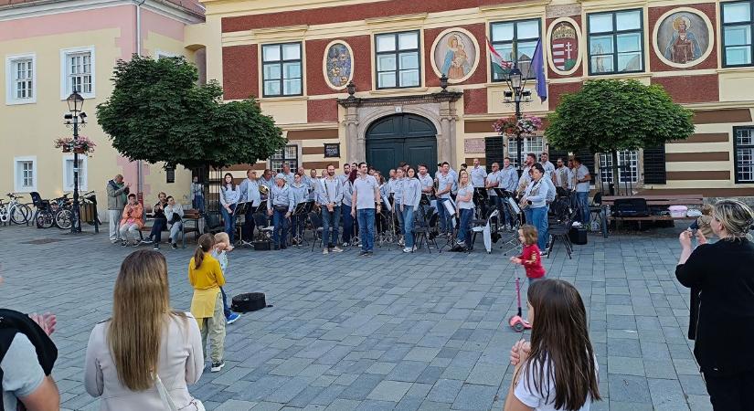 Kőszegi Várszínház: a fúvósok adták meg a jelet a Köz-Játék Fesztivál elindítására