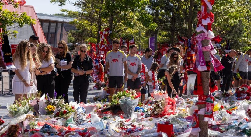 Megható pillanatok - virágtenger várta az emlékhelyen Diogo Jota feleségét - Fotók
