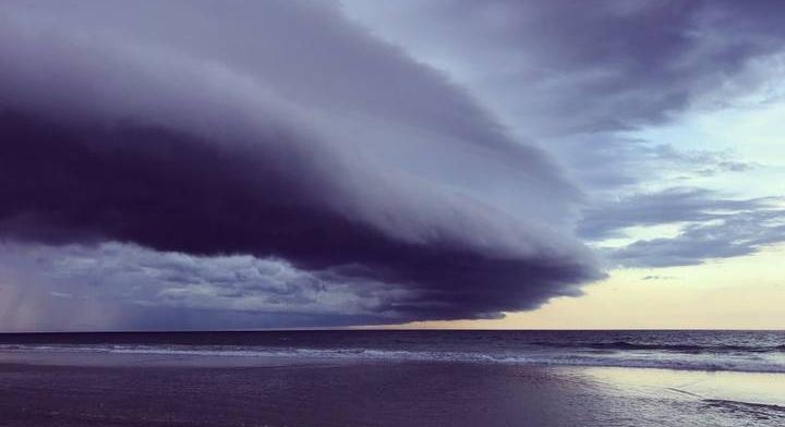Ijesztő dolog jelent meg az égen ezen az európai strandon: katasztrófától tartottak