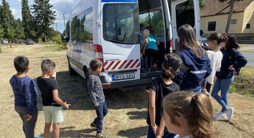 Drogosszemüveggel szórakoznak a gyerekek a nyári vakációban