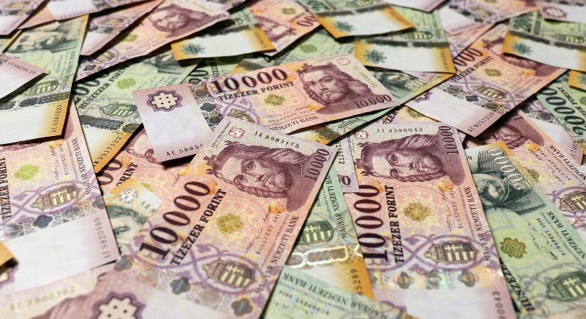 Több száz ezer forintra lerabolta ez a magyar bolt a legnagyobb világsztárokat, egy dolgot vettek hatalmas összegért