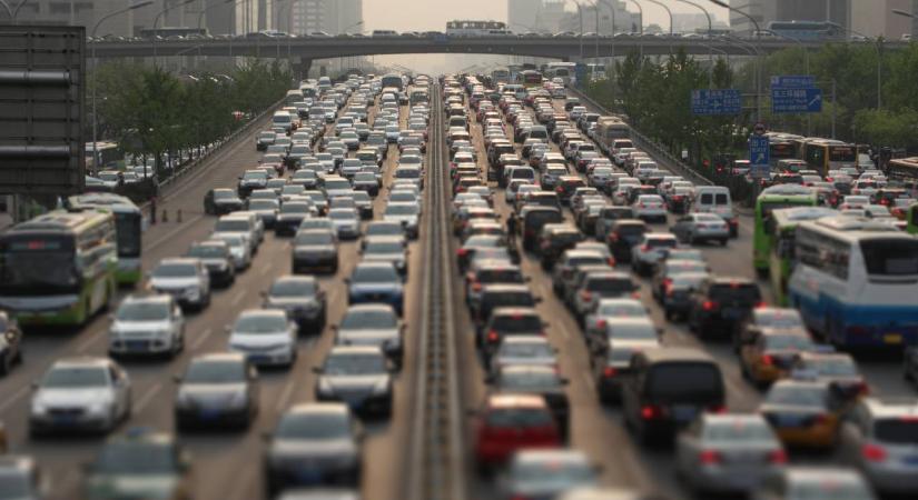 100 kilométer hosszan kígyózott a világ leghosszabb dugója, voltak, akik 12 napot töltöttek el benne