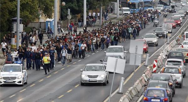 Mi lett volna, ha Merkel nem engedi be a Keletiből elindult menekülteket? És mire készül Trump Oroszország ellen, ami Magyarországnak is fájhat?