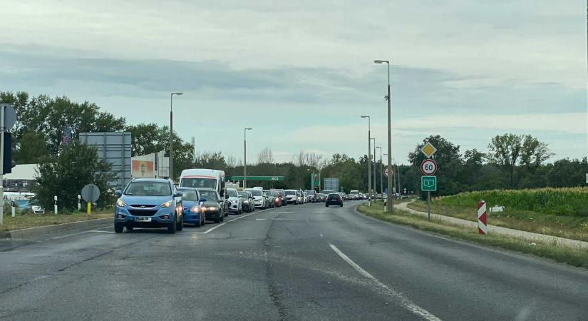 Lépésben halad a forgalom az 1-es főúton