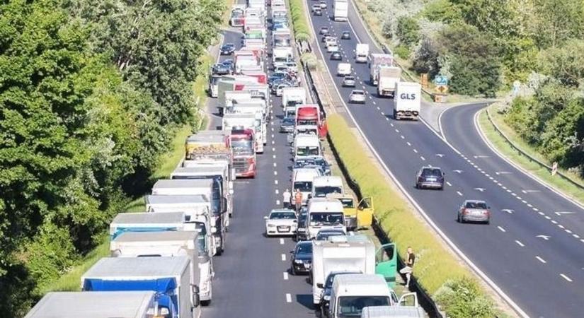 Tömegbaleset az autópályán – Tolna vármegyeieknek is fontos figyelni, sokan kelnek útra a hétvégén