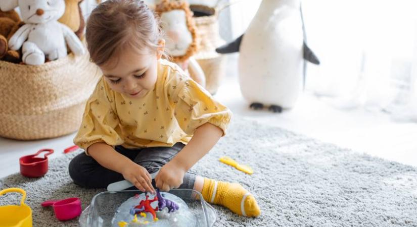 Így kösd le a hiperaktív gyereket 2 órára: csak egy vödör víz kell hozzá