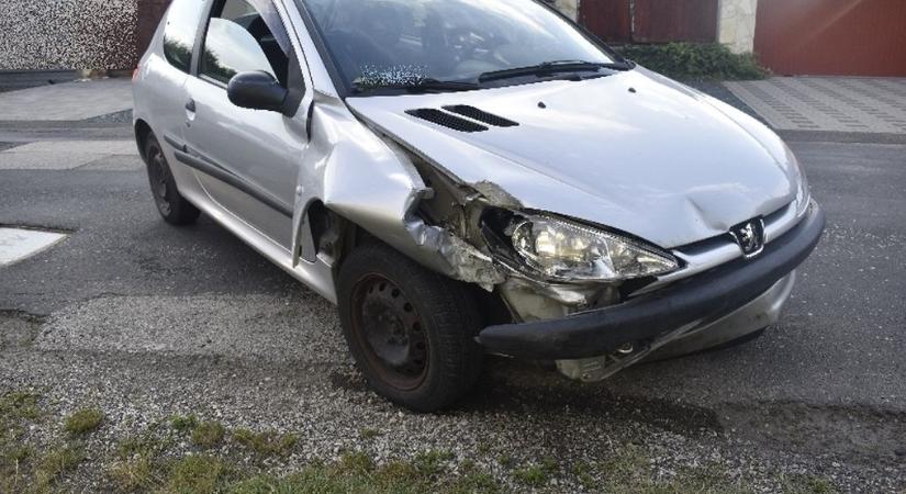 Részegen bepattant a Peugeot-ba, egy órán belül kétszer is balesetet okozott