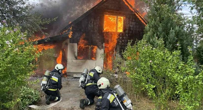 Fekete ablakkeretek és elszenesedett falak: így nézett ki a tűz után az egri ház