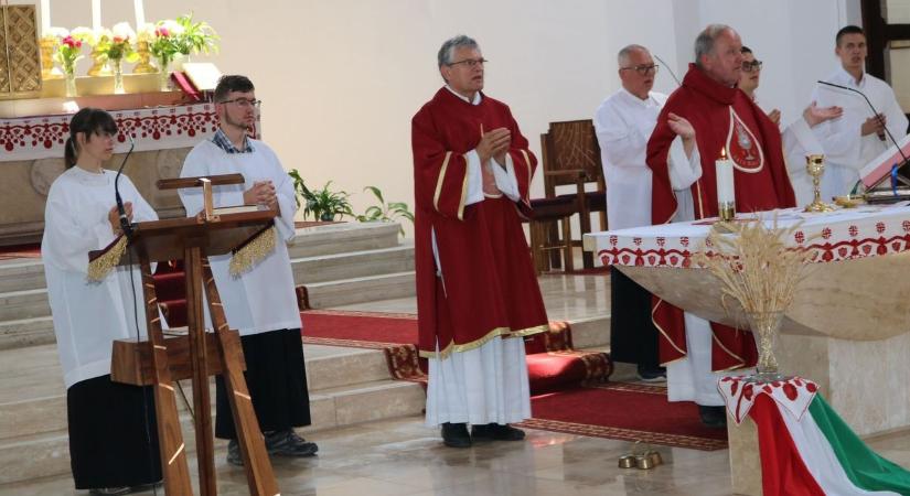 Zarándokok Bátán, a Szent Vér kegyhelyen