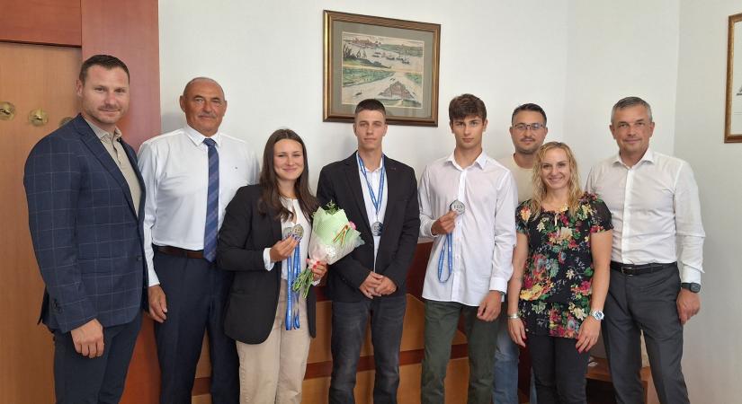 Arany, ezüst, ezüst… sikeres sportolókat fogadtak a komáromi városházán