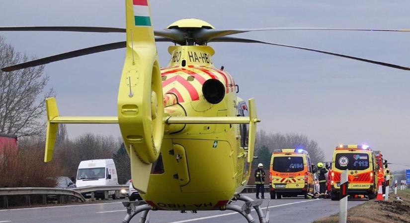 Borzalmas baleset az M1-es autópályán: két mentőhelikopter, tizenhárom sérült