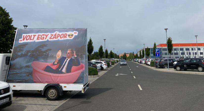 Így várta a propaganda Nagykanizsán Magyar Pétert