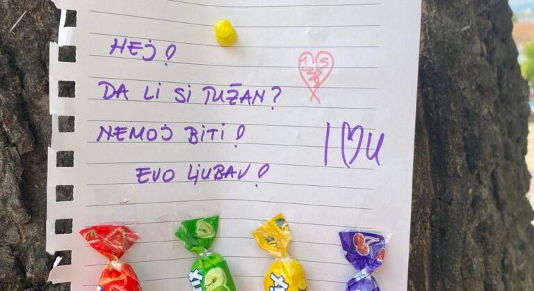 Cuki üzenetek kerültek óbecsei fákra