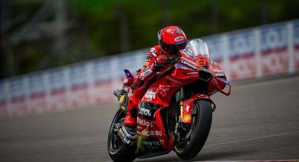 Marquezé a pole a német esőben