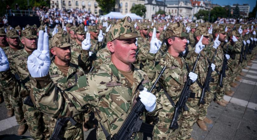 Megvédenek bennünket: altiszteket avattak a Hősök terén