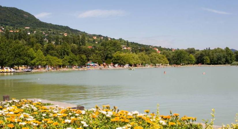 Ez lett idén a Balaton legjobb strandja – Kiosztották a Kék Hullám Zászlókat, íme a lista