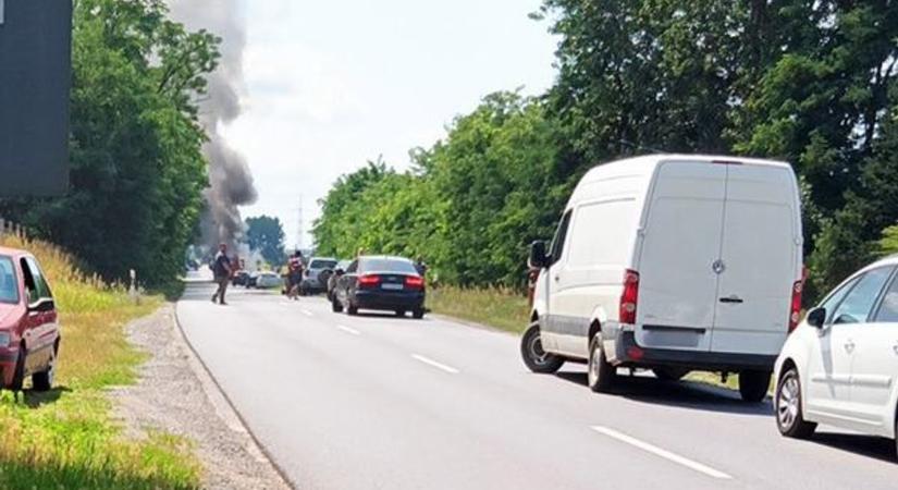 Kigyulladt egy lakóautó Kisvárdánál! Félpályás útzár!