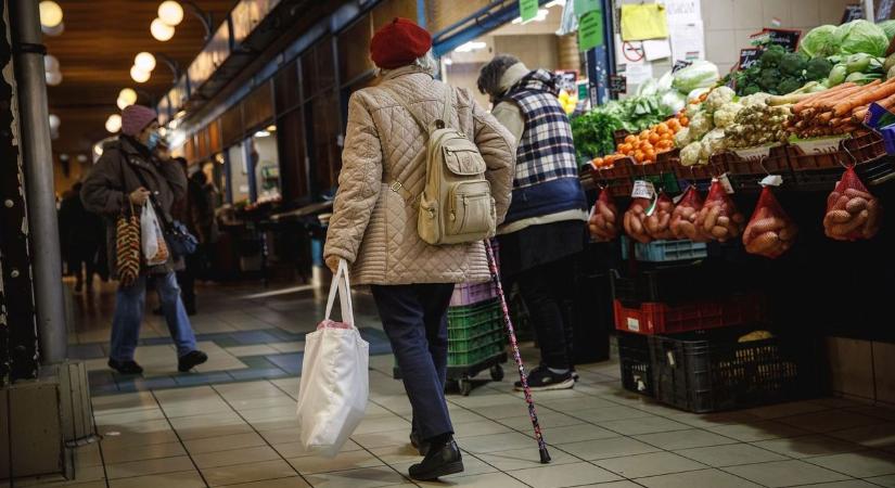 Fontos üzenetet küldött a kormány a nyugdíjasoknak: így vehetik át az élelmiszer-utalványokat