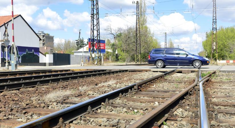 Uj jelek figyelmeztetnek a balatoni vasúti átjárókban