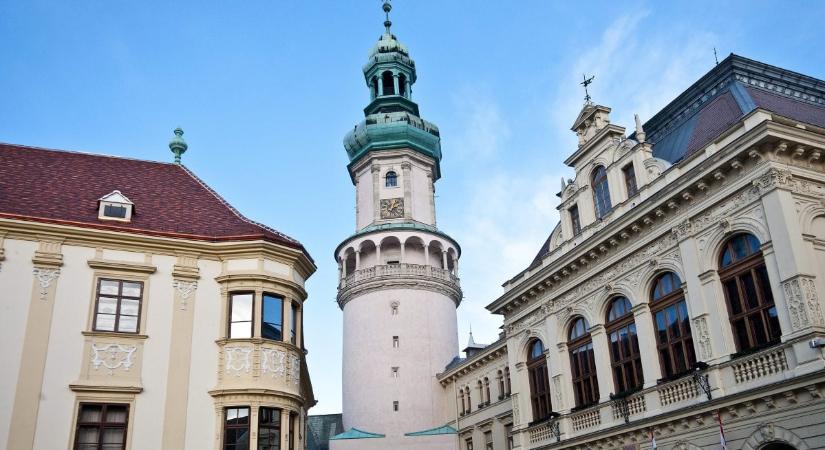Hó borítja Sopron utcáit, karácsonyi hangulat uralkodik a hűség városában