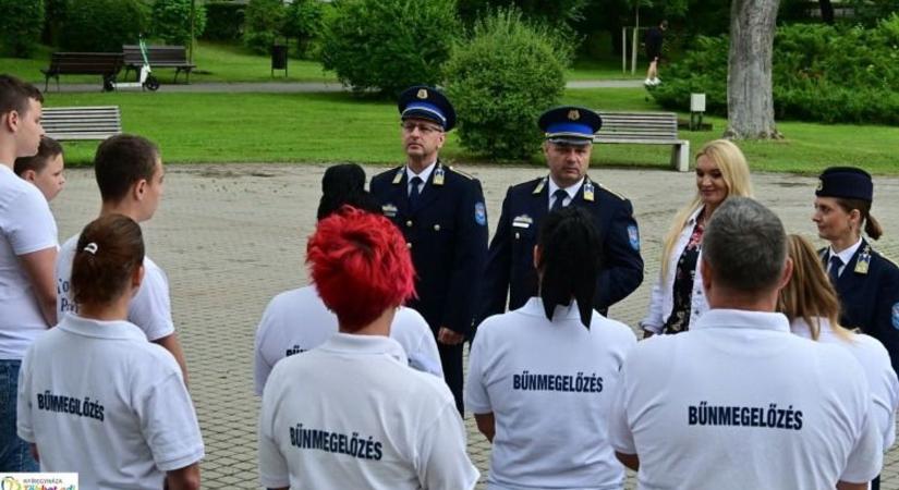 A diákok Nyíregyháza ékszerdobozában segítik a vendégeket, turistákat (videóval)