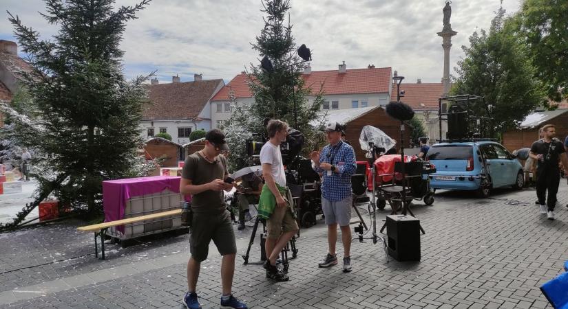 Hollywoodi sztárok a Sopronban forgatott moziban - Filmesek lepték el a belvárost - videó, fotók