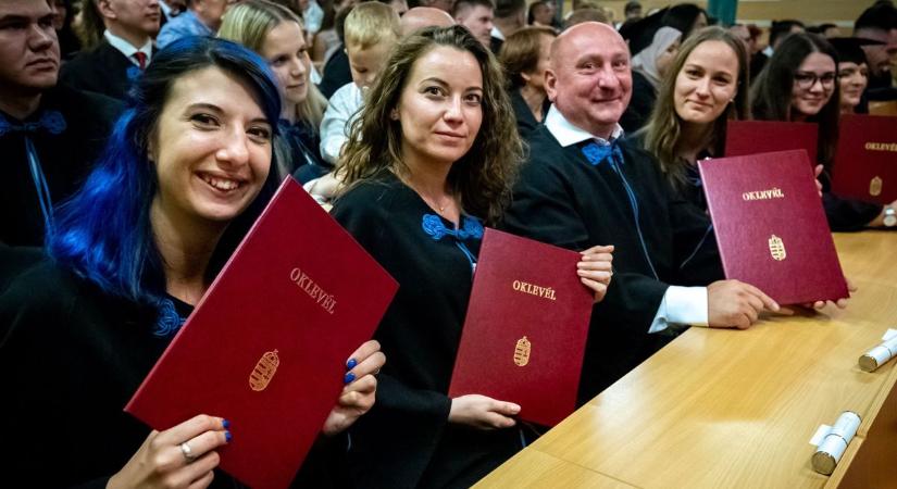 Diplomaátadó: útlevelet kaptak a munka világába (galéria, videó)