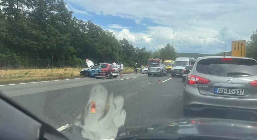 Baleset és több helyen torlódás az M3-ason