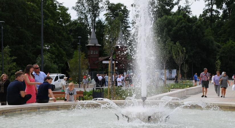 Régóta húzódó ügy végére kerülhetett pont – Átadták a főteret a fürdővárosban, a helyiek és a vendégek óriási örömére (galéria)