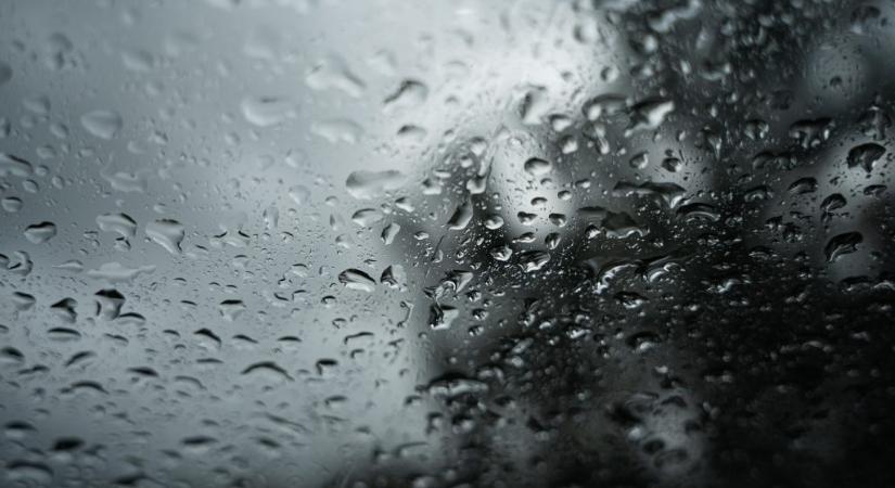 Elsőfokú riasztást adtak ki felhőszakadások veszélye miatt