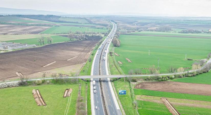 Újabb balesetek okoznak hatalmas dugókat az M1-es sztrádán