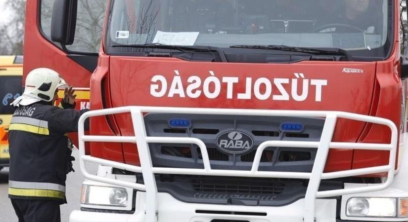 Felborult egy autó a 21-es főúton – szabadnapos tűzoltó is segít a mentésnél