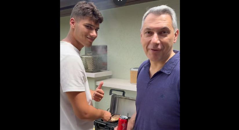 „Ma Bertike süti a húst, mert mi húsevők vagyunk. Nemcsak az életben...” – fiával grillezget Lázár János