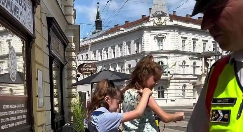 Rollerra pattantak volna a lányok, amikor felbukkant a rendőr!