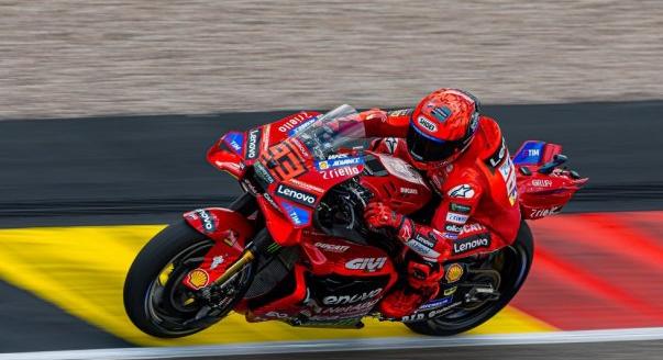 Marquez hibákkal együtt is nyerte az esős sprintet