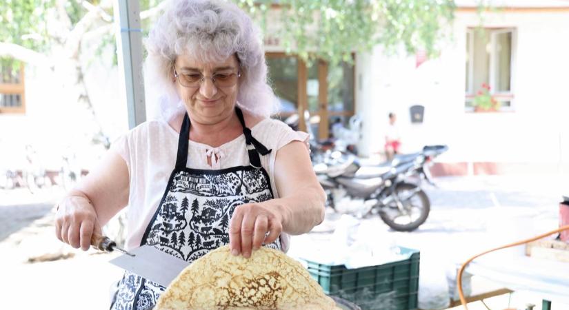 Őszibarack helyett palacsinta, egy mázsa lisztből készült a finomság Szatymazon – galériával, videóval