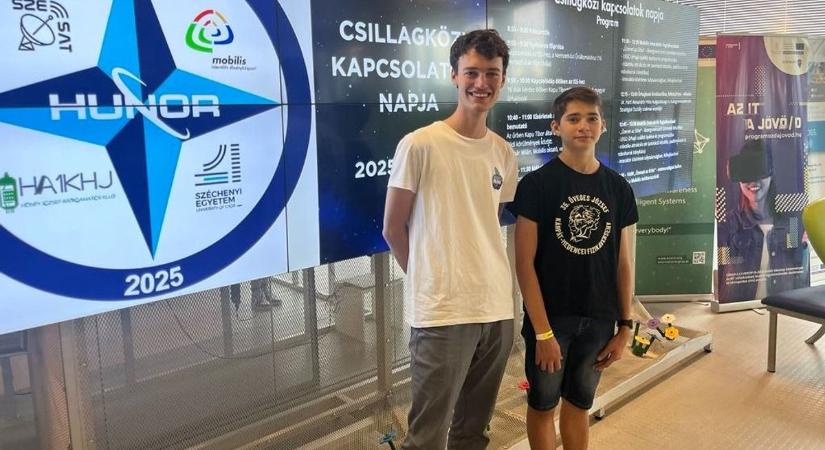 A tanár úr nappalijából a világűrbe ért a kísérleti eszköz, győri Kazinczys diákok is kérdezték Kapu Tibort - fotók