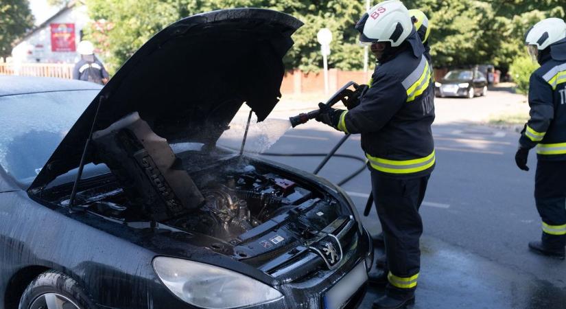 Durván kigyulladt egy autó Barcson, két ház redőnye is megolvadt tőle