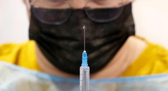 Átszervezések miatt ideiglenesen kevesebb Pfizer-vakcina érkezik Európába