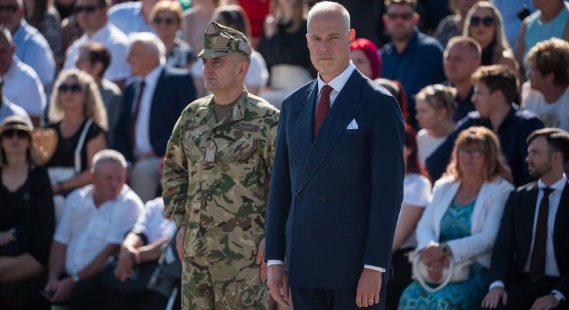 Ruszin-Szendinek is üzent a sorok között a honvédelmi miniszter: Igaz magyar katona Magyarországot szolgálja, nem szolgál idegen érdeket