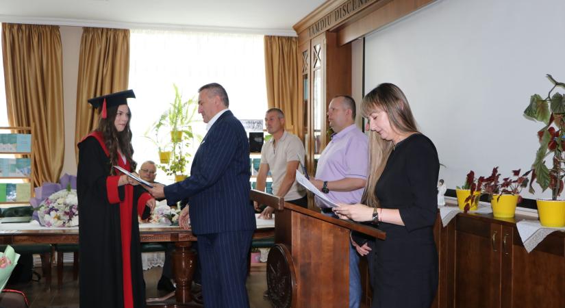 Diplomaosztó ünnepséget tartottak az UNE magyar intézetében