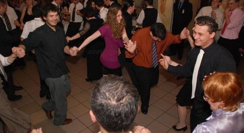 Előkerültek a kis Pollack legendás szalagavatójának fotói – te is ott voltál? (GALÉRIA)