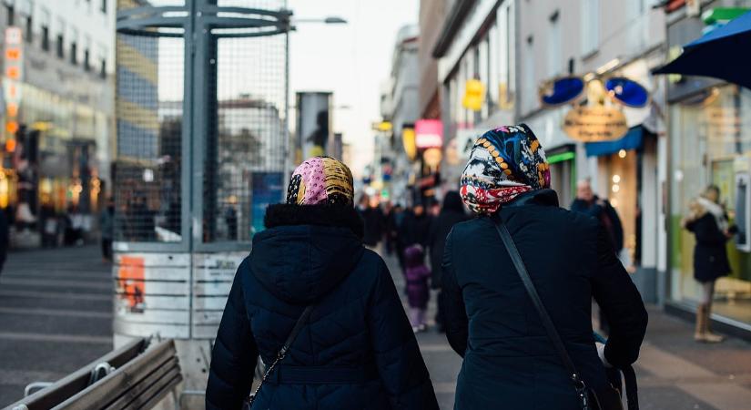 Betelt a pohár Ausztriában, hozzányúlnak a menekültek szociális juttatásaihoz