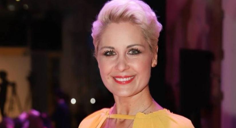 A 45 éves Orosz Barbara bikinis képe Provence-ból: egész alakos fotóján látszik, mennyire karcsú