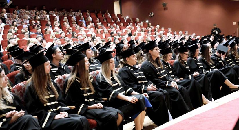 Több százan indultak új útra: jogászdoktorokat és friss diplomásokat ünnepeltek a TIK-ben – galériával