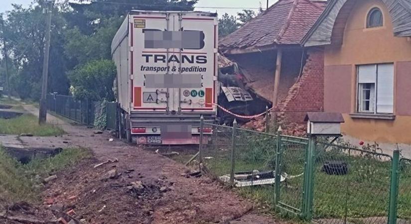 Kamion tarolta le a 86-os főút melletti otthonukat - gyűjtés indult a családnak