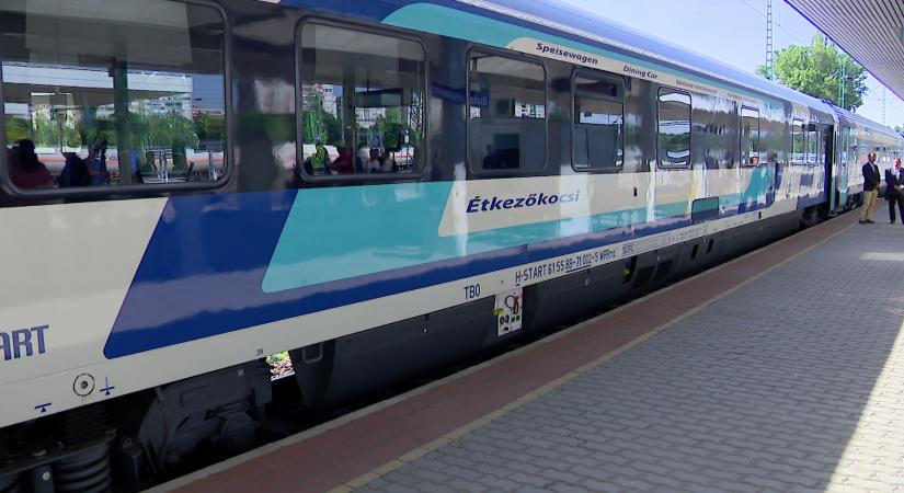 MÁV: figyelmeztető piktogramokat festettek a balatoni vasúti átjárókba